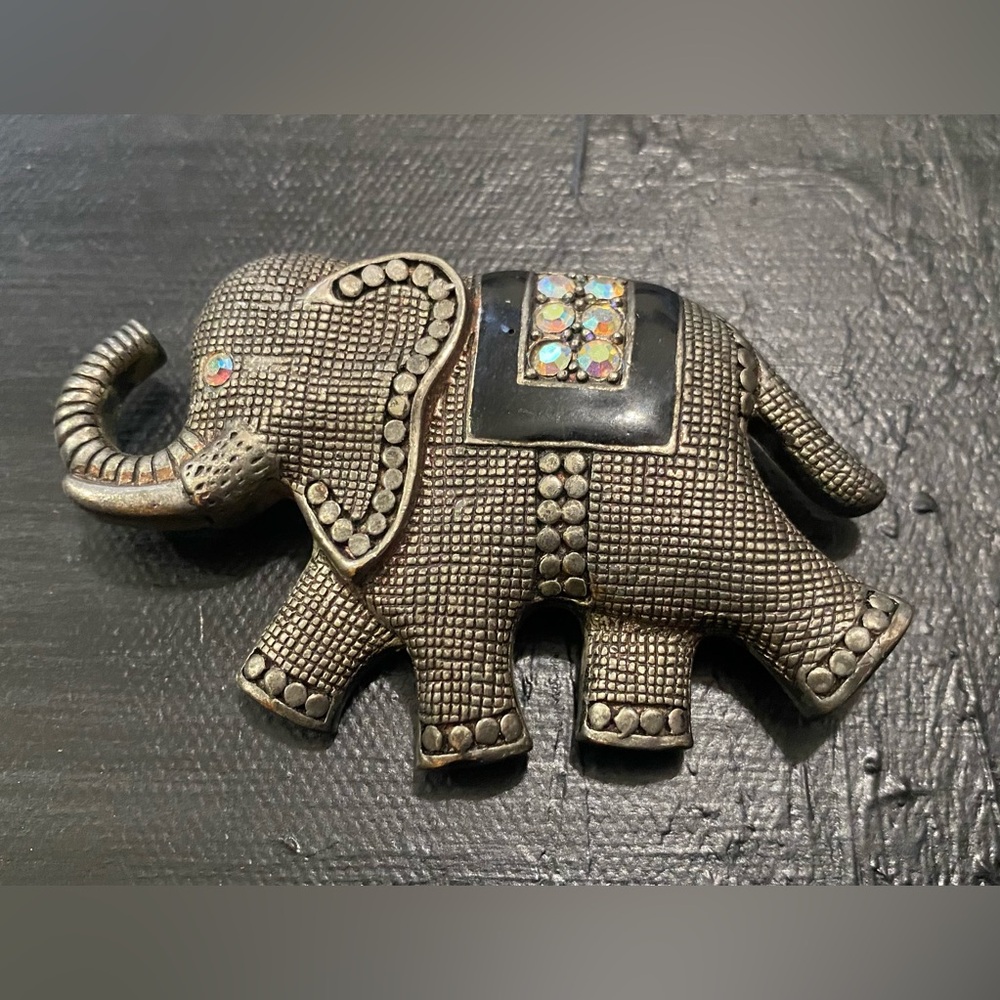 Darling elephant brooch🐘